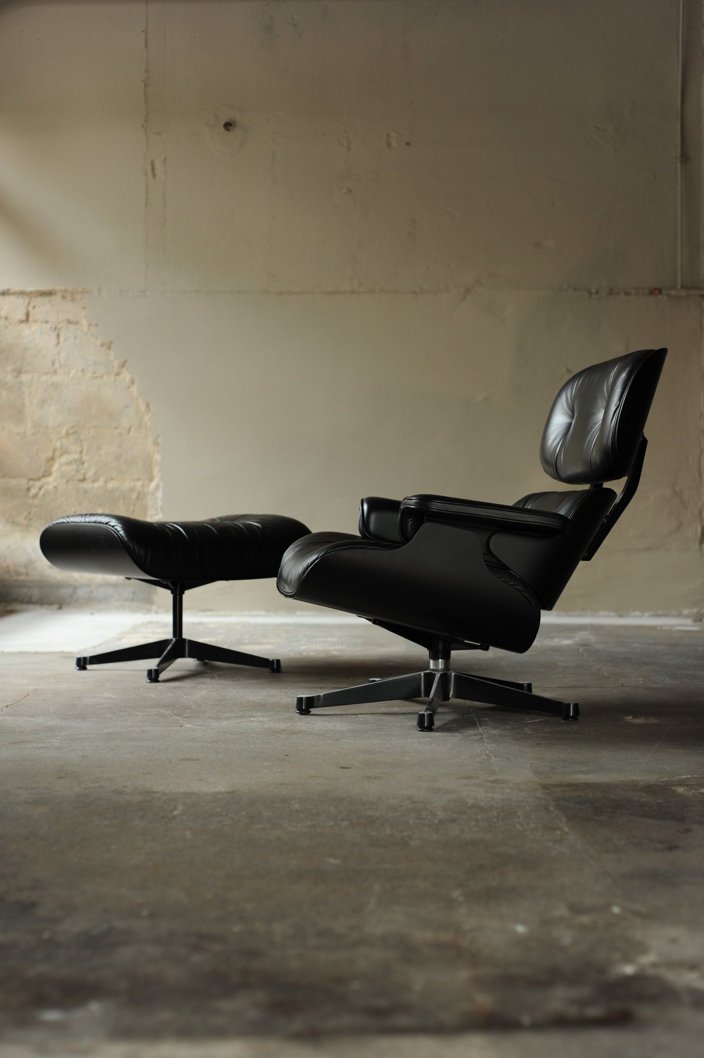 Charles & Ray Eames 

Lounge Chair & Ottoman Schwarz/Schwarz