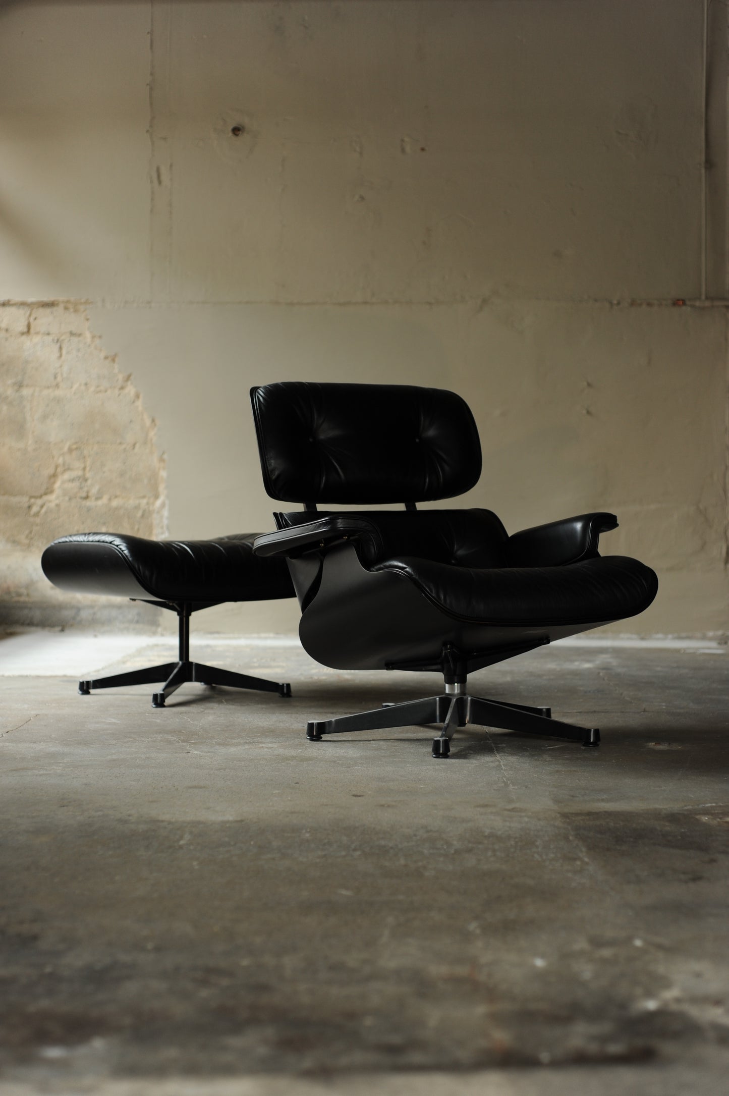 Charles & Ray Eames 

Lounge Chair & Ottoman Schwarz/Schwarz