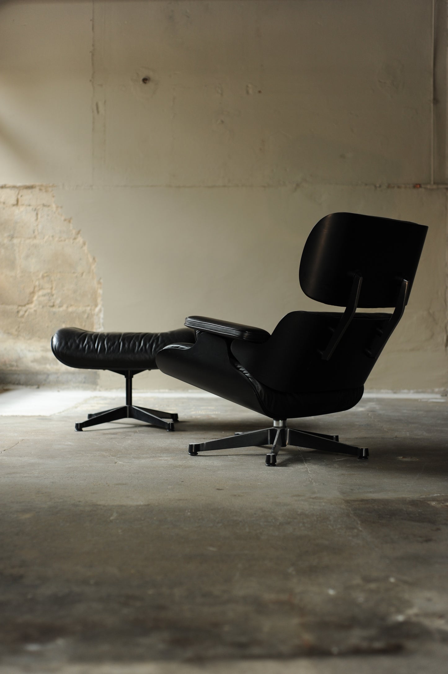 Charles & Ray Eames 

Lounge Chair & Ottoman Schwarz/Schwarz