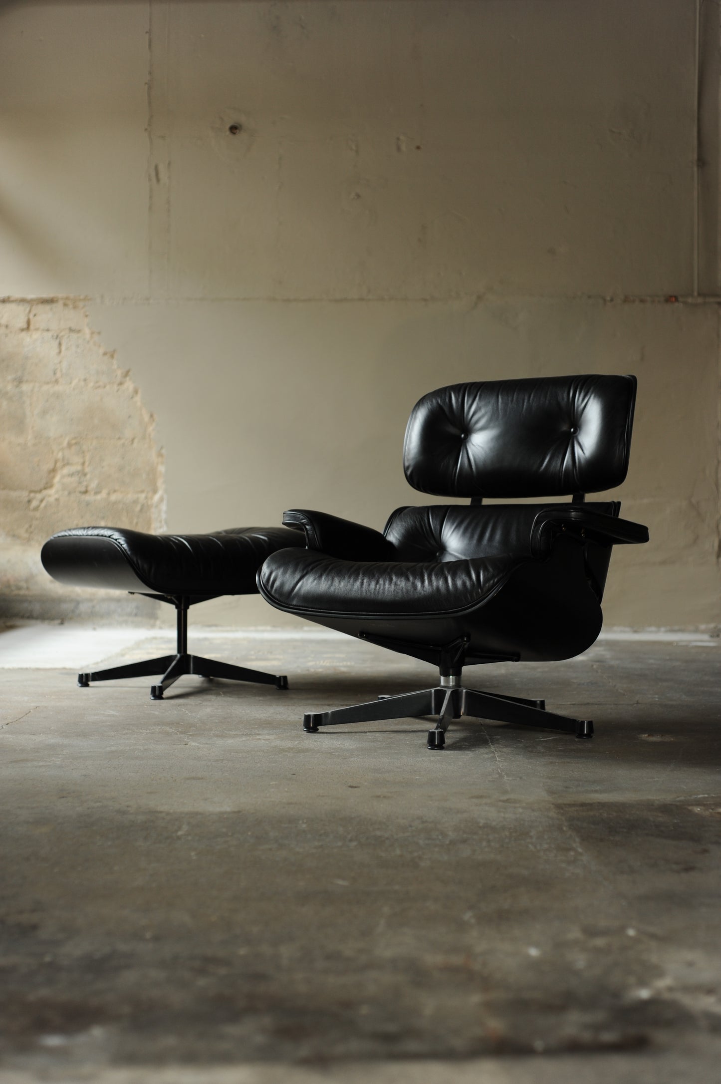 Charles & Ray Eames 

Lounge Chair & Ottoman Schwarz/Schwarz