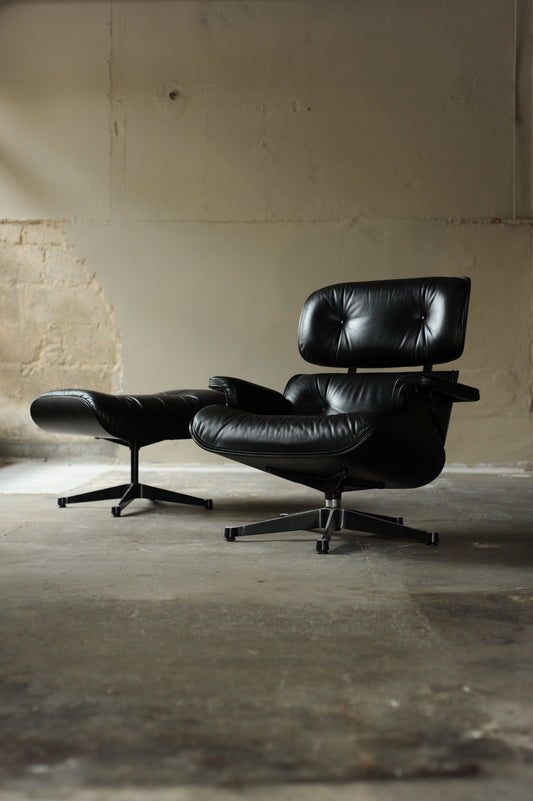 Charles & Ray Eames 

Lounge Chair & Ottoman Schwarz/Schwarz